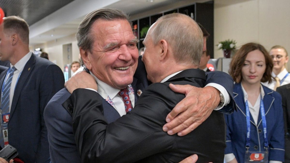 Gerhard Schröder und Wladimir Putin nach dem WM-Eröffnungsspiel Russland gegen Saudi-Arabien im Juni 2018. (Foto)