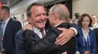 Gerhard Schröder und Wladimir Putin nach dem WM-Eröffnungsspiel Russland gegen Saudi-Arabien im Juni 2018.