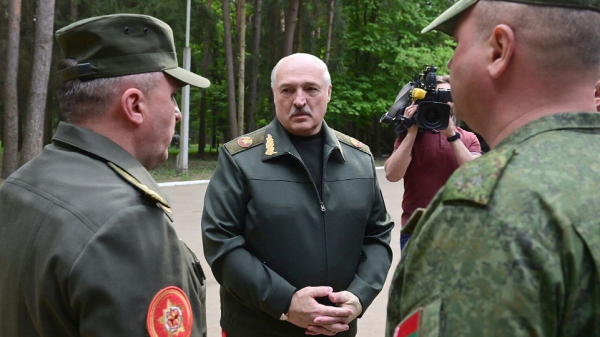 Nach tagelangen Spekulationen über seine Gesundheit ist in Belarus Machthaber Alexander Lukaschenko wieder aufgetaucht.   (Foto)