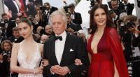 Michael Douglas (M), seine Ehefrau Catherine Zeta-Jones (r), und ihre gemeinsame Tochter Carys Zeta Douglas bei den Filmfestspielen in Cannes.