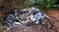 Der hintere Wagenteil ist völlig ausgebrannt: Bei einem Unfall auf einer Landstraße im Emsland kamen ein Vater (42) und sein zwölfjähriger Sohn ums Leben.