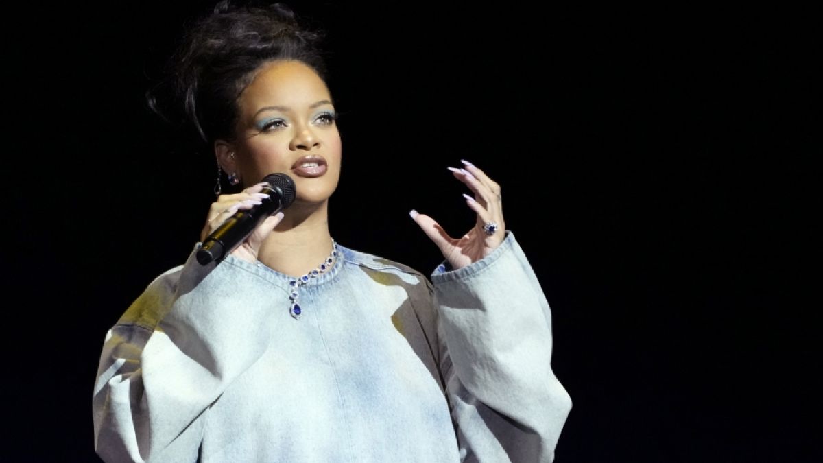 Sängerin Rihanna zeigt sich oben ohne und schwanger vor ihren Fans. (Foto)