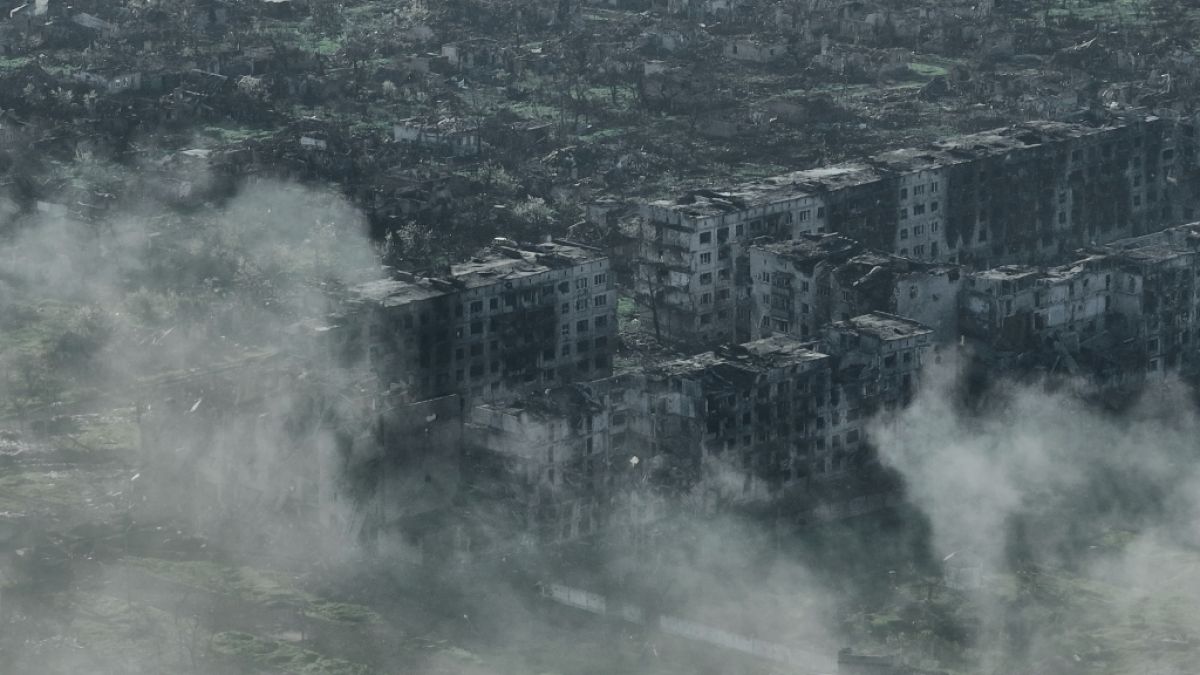 Durch den russischen Angriffskrieg wurde die ukrainische Stadt Bachmut beinahe vollständig dem Erdboden gleichgemacht. (Foto)