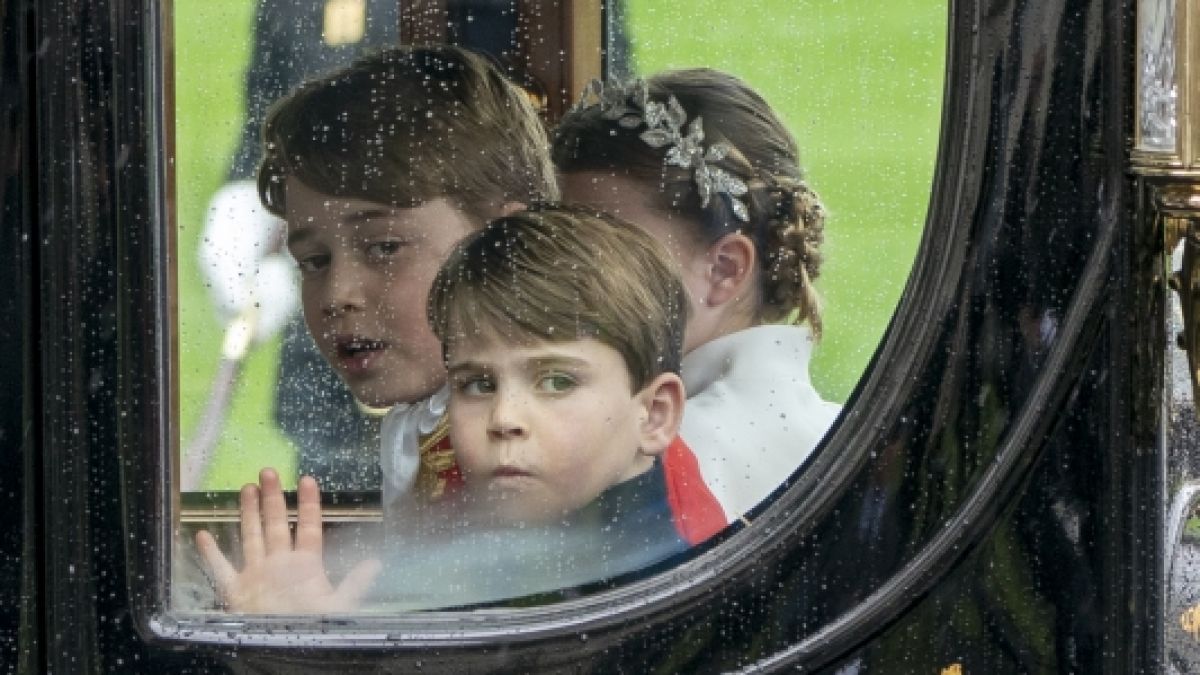 Um seine Enkel Prinz George, Prinzessin Charlotte und Prinz Louis macht sich König Charles III. einige Sorgen. (Foto)