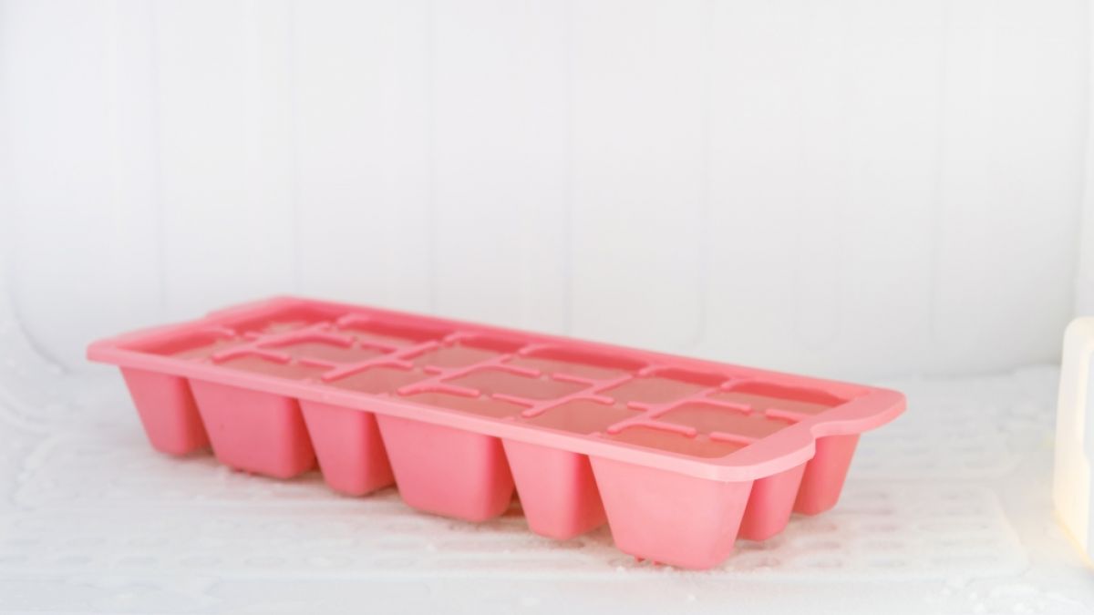 Eiswürfel kann man ganz einfach selber machen, doch mit den richtigen Tricks werden sie perfekt. (Foto)