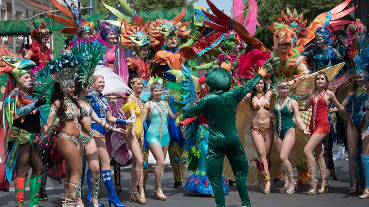 Beim Karneval der Kulturen schlüpfen zahlreiche Tanzgruppen in bunte Kostüme.  (Foto)