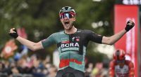 Nico Denz jubelt nach dem Sieg auf der 12. Etappe beim Giro d'Italia 2023.