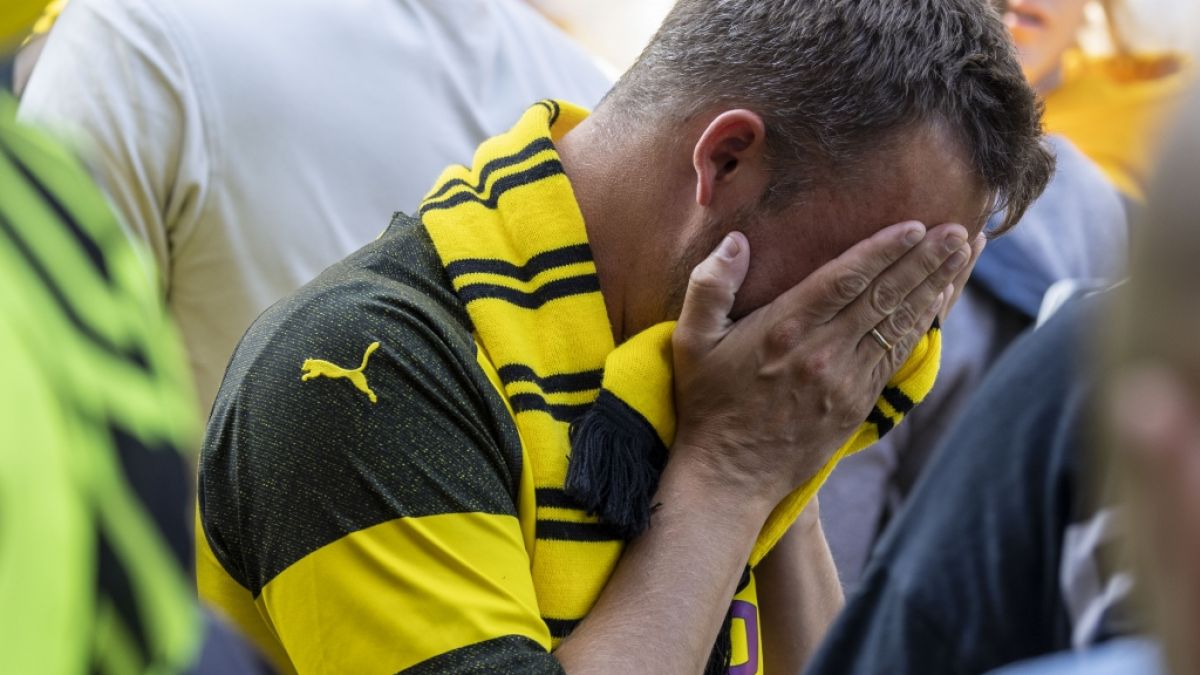 Ein BVB-Fan weint nach der verpatzten Bundesliga-Meisterschaft. (Foto)