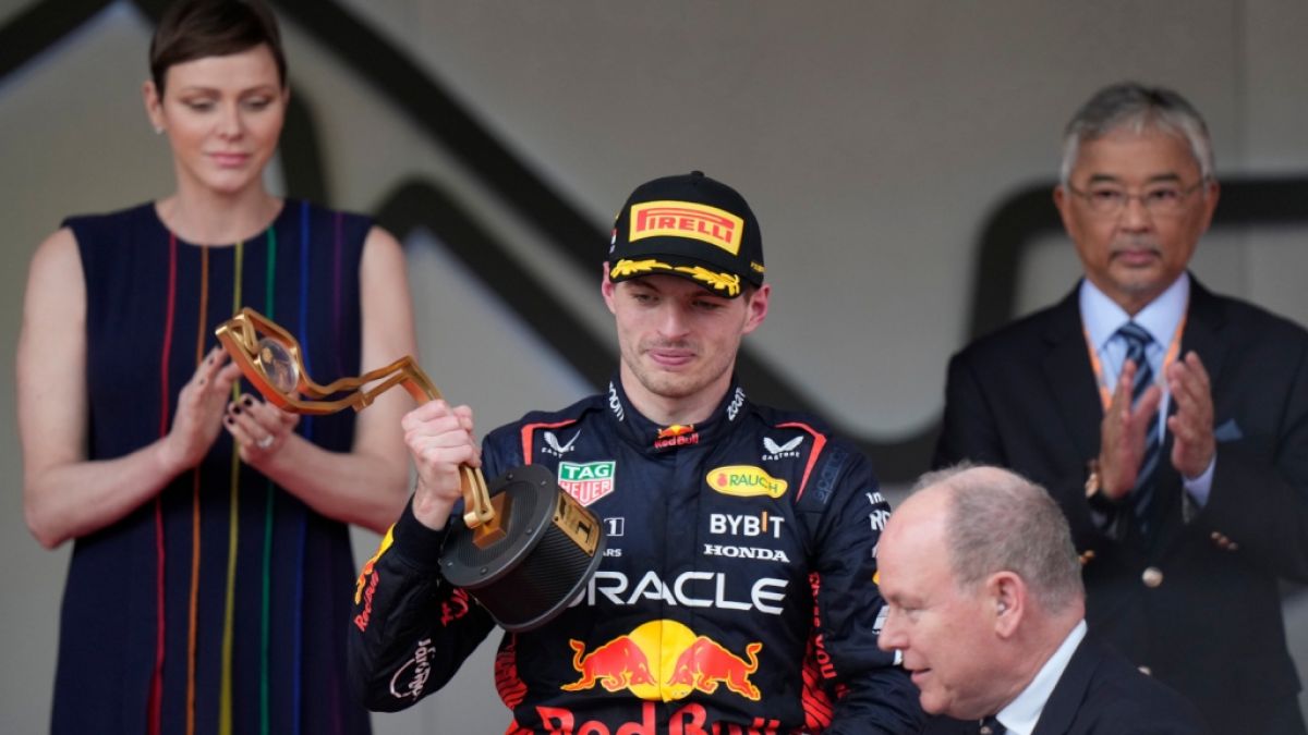 Bei der Siegerehrung zum Großen Preis von Monaco hielt sich Prinzessin Charlène dezent im Hintergrund und ließ Red-Bull-Pilot Max Verstappen mit der Siegertrophäe glänzen. (Foto)