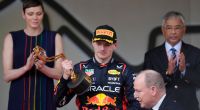 Bei der Siegerehrung zum Großen Preis von Monaco hielt sich Prinzessin Charlène dezent im Hintergrund und ließ Red-Bull-Pilot Max Verstappen mit der Siegertrophäe glänzen.