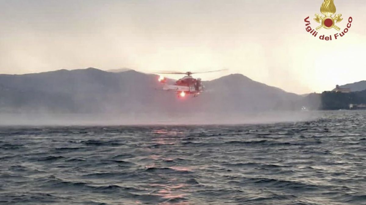 Ein Hubschrauber sucht nach Vermissten, nachdem ein Touristen-Boot in einem Sturm auf dem italienischen Lago Maggiore gekentert ist. (Foto)