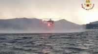 Ein Hubschrauber sucht nach Vermissten, nachdem ein Touristen-Boot in einem Sturm auf dem italienischen Lago Maggiore gekentert ist.