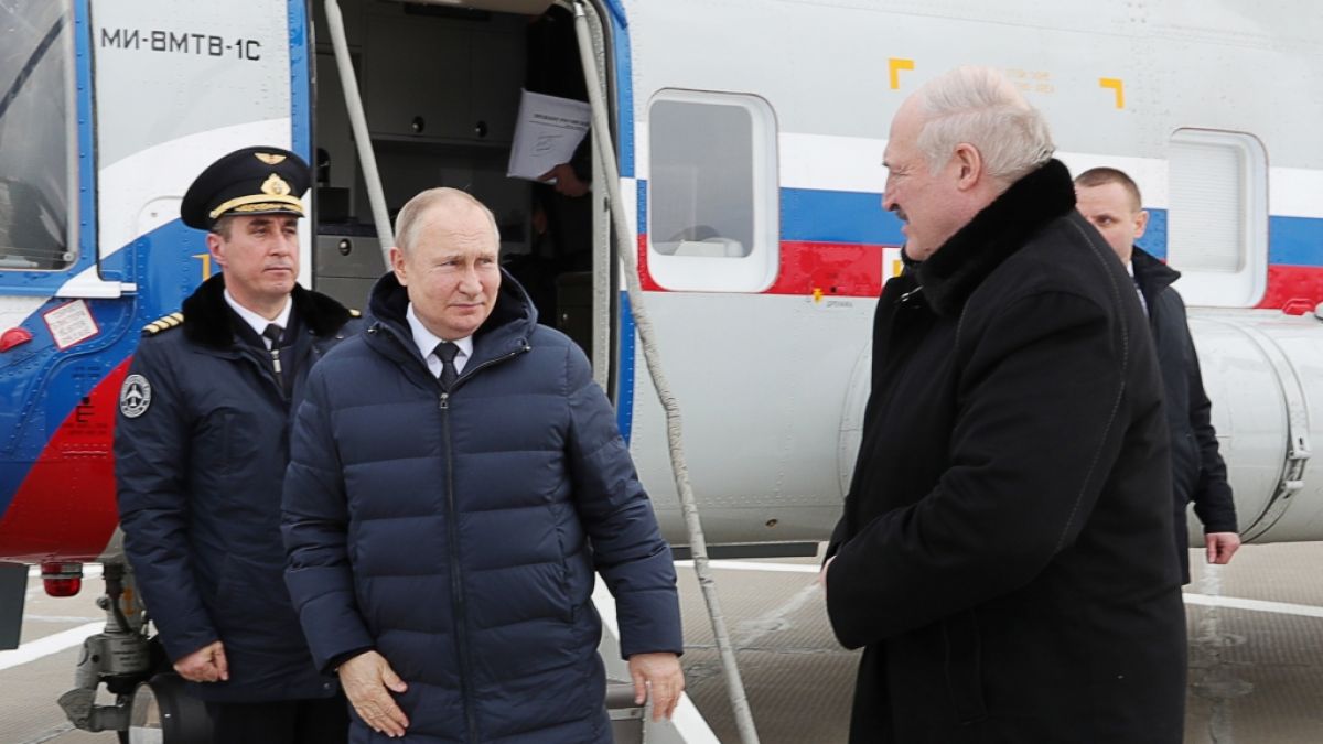 Wladimir Putin (l.) und Alexander Lukaschenko wollen ihren Einfluss in der ehemaligen Sowjetunion ausbauen. Dafür verspricht der Belarus-Diktator Unterstützern sogar Moskaus Atomwaffen. (Foto)