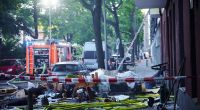 Bei einem Wohnungsbrand in Berlin wurden in der Nacht zu Dienstag mehrere Personen schwer verletzt.