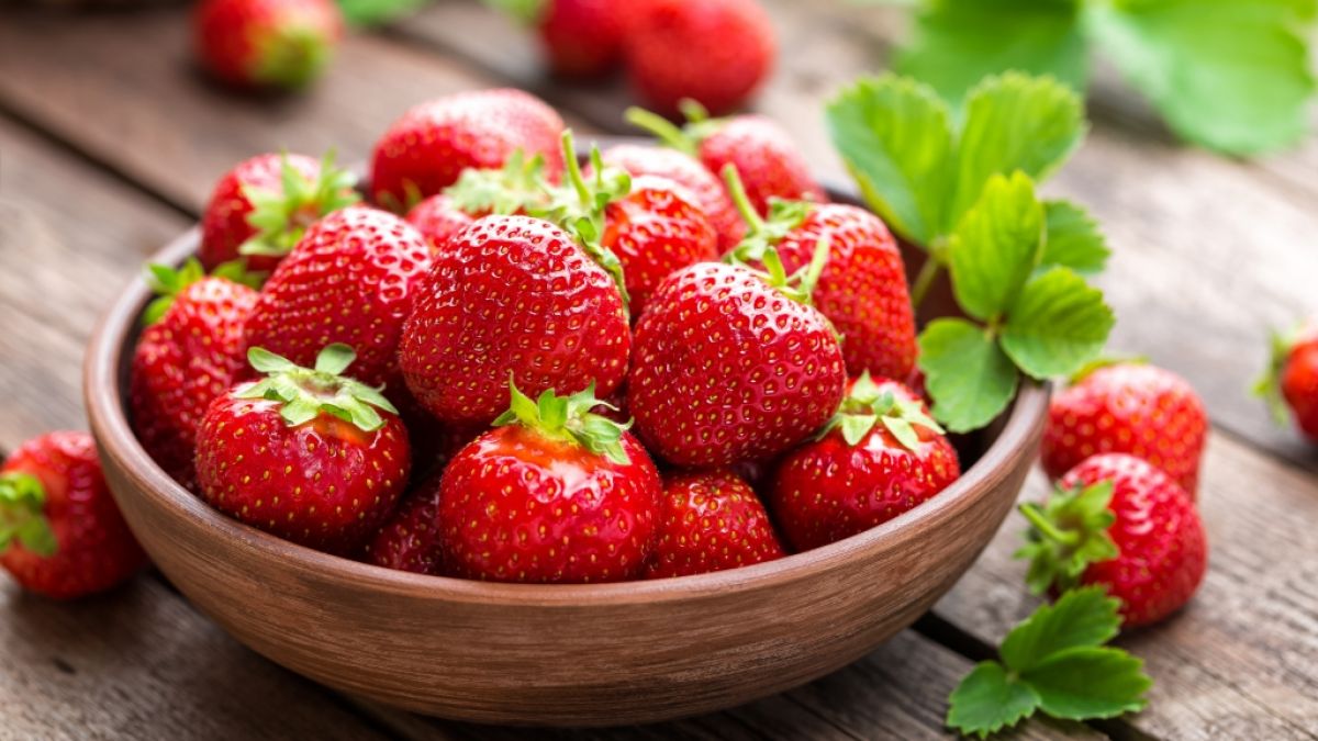Mit einfachen Tricks lassen sich Erdbeeren besonders lange frisch halten. (Foto)