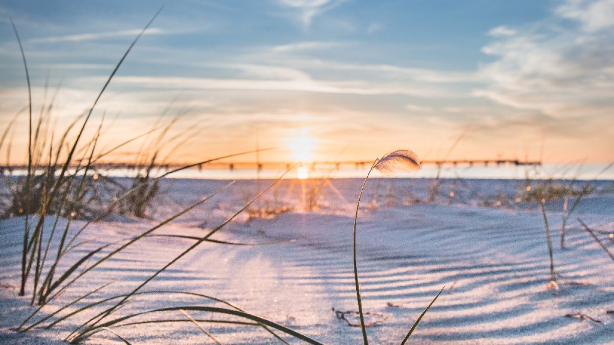 Bei sonnigem Wetter fühlt man sich am Strand am wohlsten. Bei sonnigem Wetter fühlt man sich am Strand am wohlsten. (Foto)