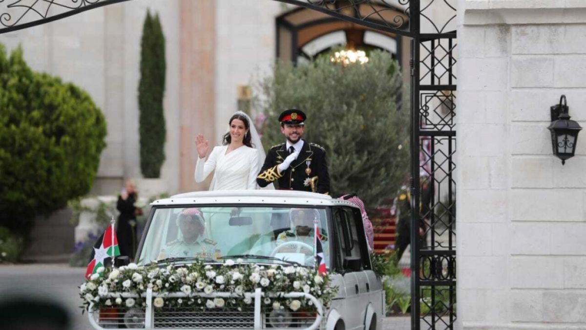 Als frischvermählte Eheleute grüßen Kronprinz Hussein bin Abdullah II. von Jordanien und seine Braut Radschwa AL Saif. (Foto)