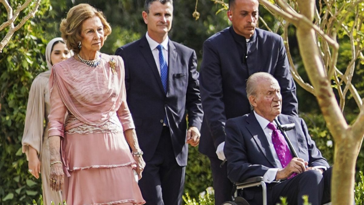 Der frühere spanische König Juan Carlos kam mit Ehefrau Sofia zur Hochzeit des jordanischen Kronprinzen. (Foto)