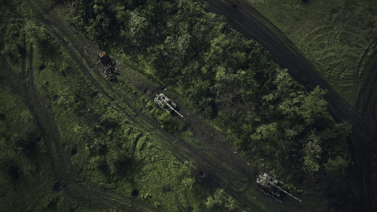 Eine Luftaufnahme zeigt ein Schlachtfeld mit beschädigten russischen Panzern. (Foto)