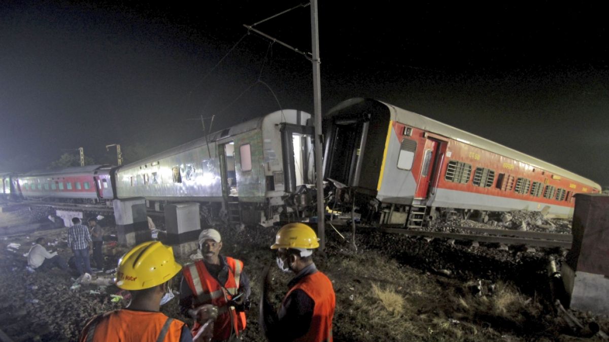 Rettungskräfte arbeiten an der Unglücksstelle, nach einem schweren Zugunglück im indischen Bundesstaat Odisha. (Foto)