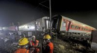 Rettungskräfte arbeiten an der Unglücksstelle, nach einem schweren Zugunglück im indischen Bundesstaat Odisha.