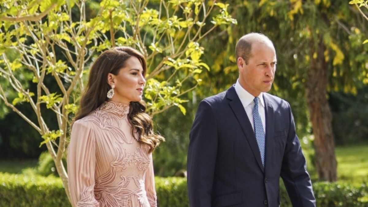 Prinz William soll seine Frau Kate bei der Royals-Hochzeit in Jordanien ziemlich schroff behandelt haben. (Foto)