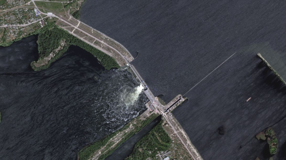Satellitenaufnahmen von Maxar Technologies zeigen, wie Wassermassen durch den offenbar gesprengten Kachowka-Staudamm in der Südukraine fließen. (Foto)