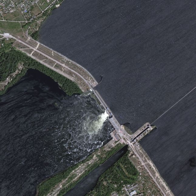 Satellitenaufnahmen von Maxar Technologies zeigen, wie Wassermassen durch den offenbar gesprengten Kachowka-Staudamm in der Südukraine fließen.