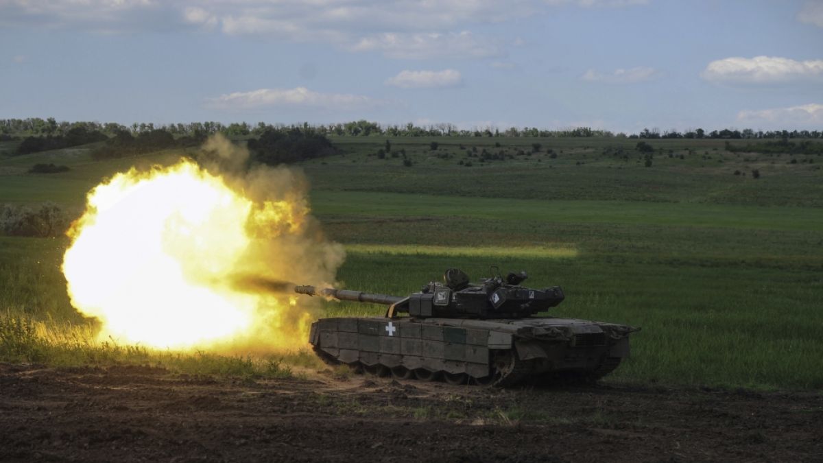 Ukrainische Panzer feuern auf russische Truppen. (Foto)