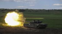 Ukrainische Panzer feuern auf russische Truppen.