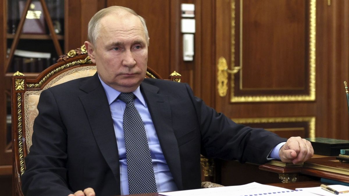 #Wladimir Putin: Wie 1916! Putin will Russland laut Expertin denn "frommer König" regieren