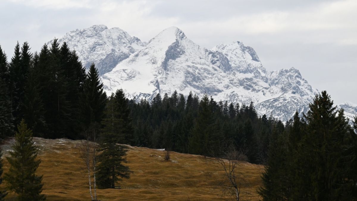 Auf der Zugspitze bei Garmisch-Partenkirchen stürzte ein Bergsteiger 400 Meter in die Tiefe. (Foto)