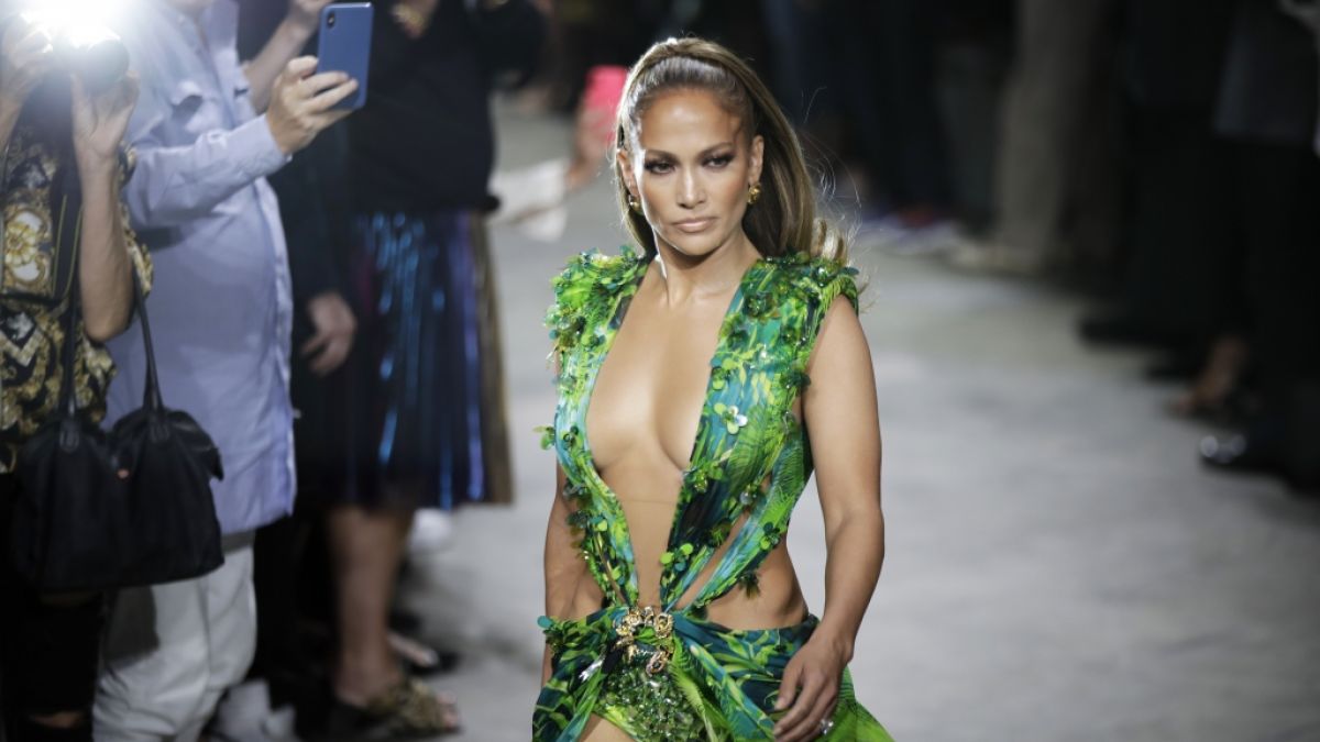 Jennifer Lopez sorgte jetzt mit einem Dekolleté-Hammer für Schnappatmung. (Foto)
