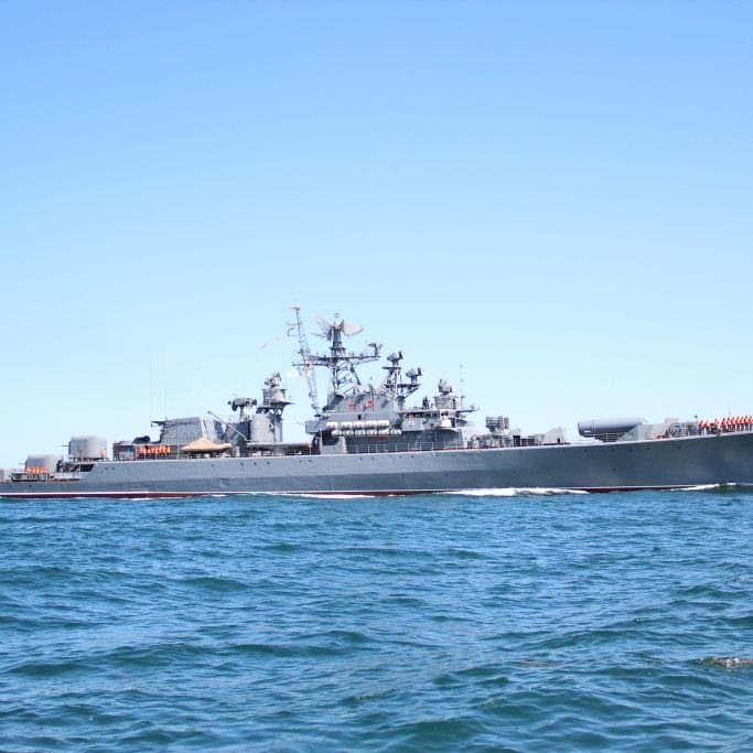 6 Kamikaze-Drohnen attackieren Russen-Kriegsschiff! Explosion eliminiert Angriff