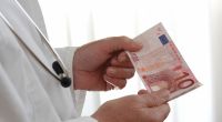 Müssen Kassen-Patienten mindestens 800 Euro selbst für Arztbesuche zahlen?