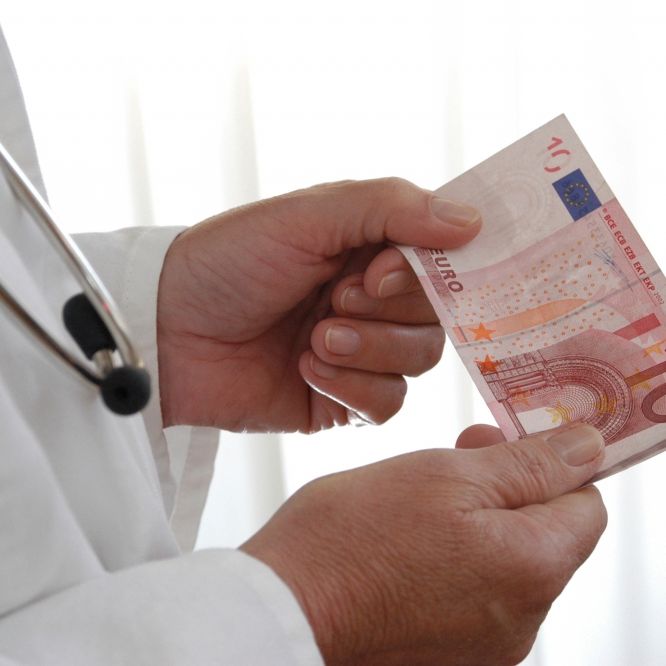 Müssen Kassen-Patienten bald 800 Euro für Arztbesuche selbst zahlen?