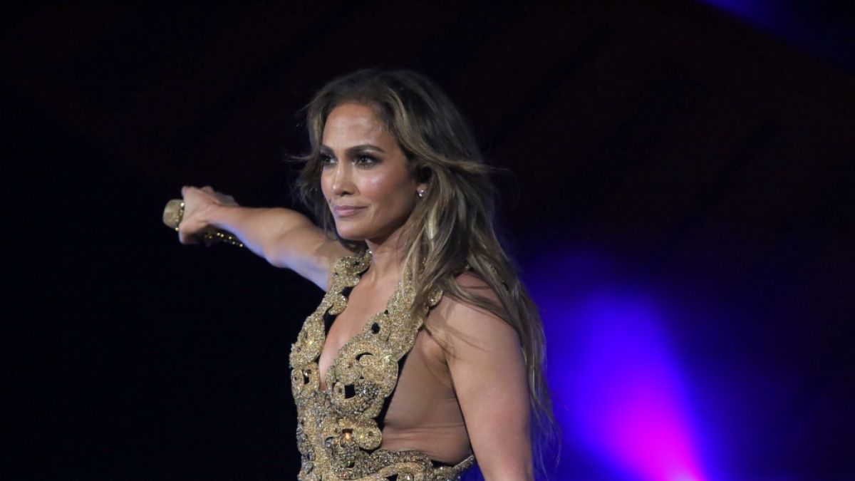 Jennifer Lopez lässt bei Instagram ihren Underboob blitzen. (Foto)