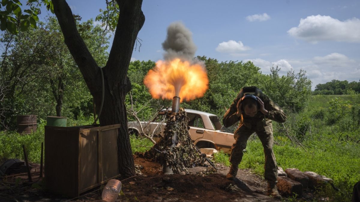 Ein ukrainischer Soldat feuert einen Granatenwerfer auf russische Stellungen an der Frontlinie in der Nähe von Bachmut. Setzen die Truppen aus Kiew auch Nato-Waffen auf russischem Gebiet ein? (Foto)