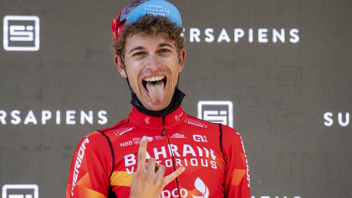 Bei der Tour de Suisse 2021 stand Gino Mäder noch jubelnd auf dem Siegertreppchen - zwei Jahre später erlitt der Schweizer Radprofi bei der Rundfahrt einen tödlichen Unfall und starb mit nur 26 Jahren. (Foto)