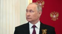 Wladimir Putin gerät durch unkontrollierte Beinbewegungen erneut in die Schlagzeilen.