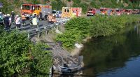 Ein Auto ist in Werdohl (Märkischer Kreis) von der Straße abgekommen und in den Fluss Lenne gefahren. Zwei Frau konnten geborgen werden, eine überlebte das Drama nicht.