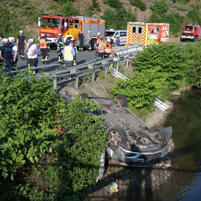Auto kracht in Fluss - zwei Frauen gerettet, 28-Jährige tot