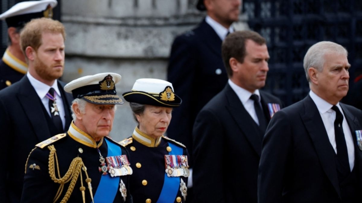 König Charles III. ist angeblich nicht gut auf Prinz Andrew (r.) zu sprechen. (Foto)