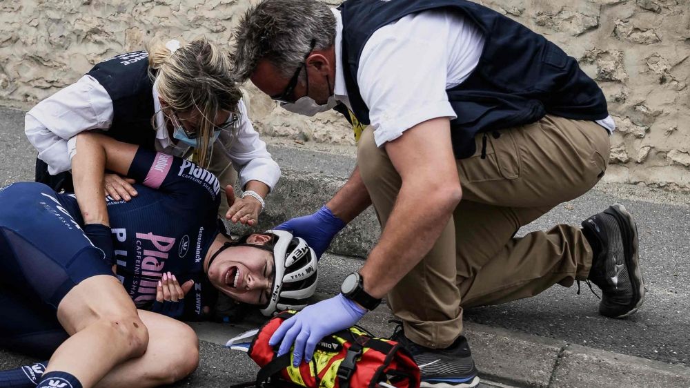Auch bei der Tour de France Femmes gab es 2022 schlimme Stürze. Die deutsche Fahrerin Laura Süßemilch zog sich auf der 2. Etappe drei Wirbelbrüche, einen Bruch im Hinterkopf und eine gebrochene Rippe zu. (Foto)