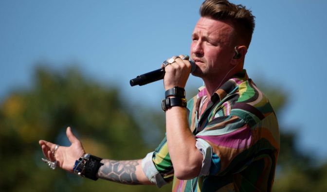 Ben Zucker performt auf der Bühne.