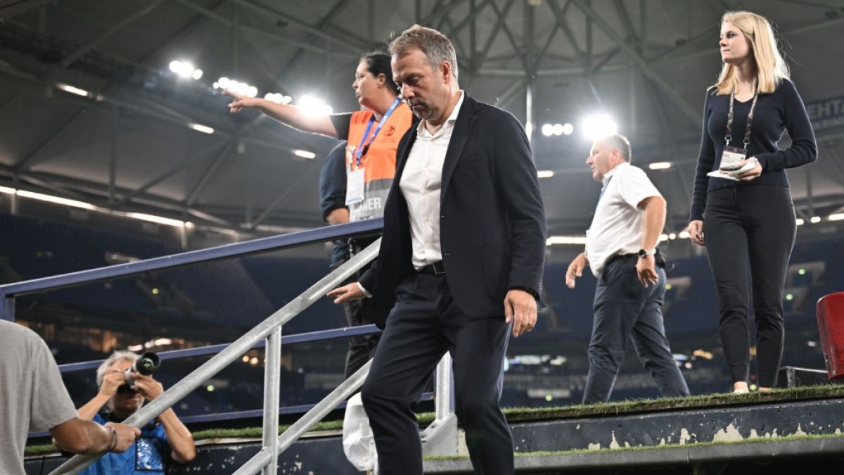 Bundestrainer Hansi Flick geht nach der 0:2-Testspiel-Pleite gegen Kolumbien in die Kabine. (Foto)