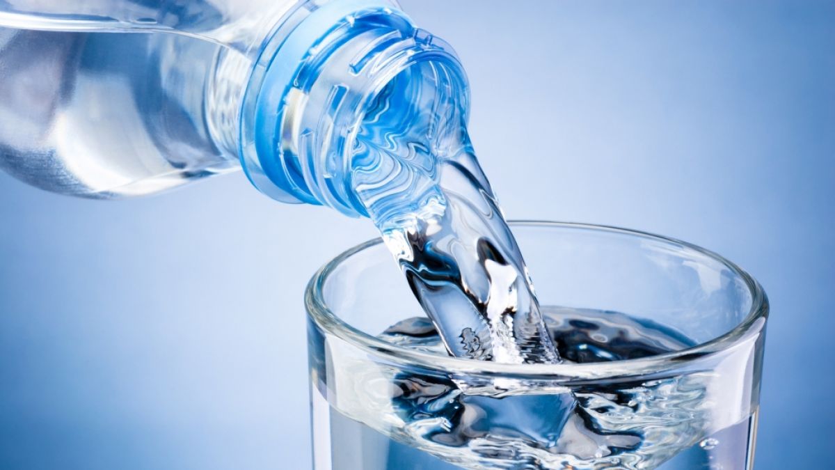 Das Unternehmen Gerolsteiner ruft aktuell sein "Naturell"-Mineralwasser zurück. (Foto)