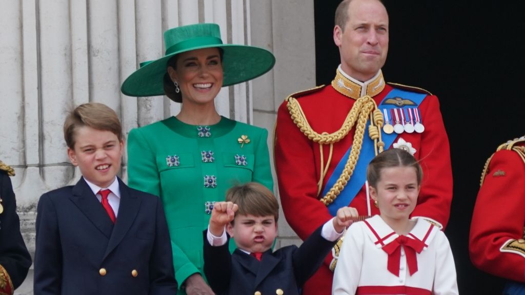 Prinz George, Prinz Louis und Prinzessin Charlotte (vorn, v.l.n.r.) sind der ganze Stolz von Prinz William und Prinzessin Kate. (Foto)