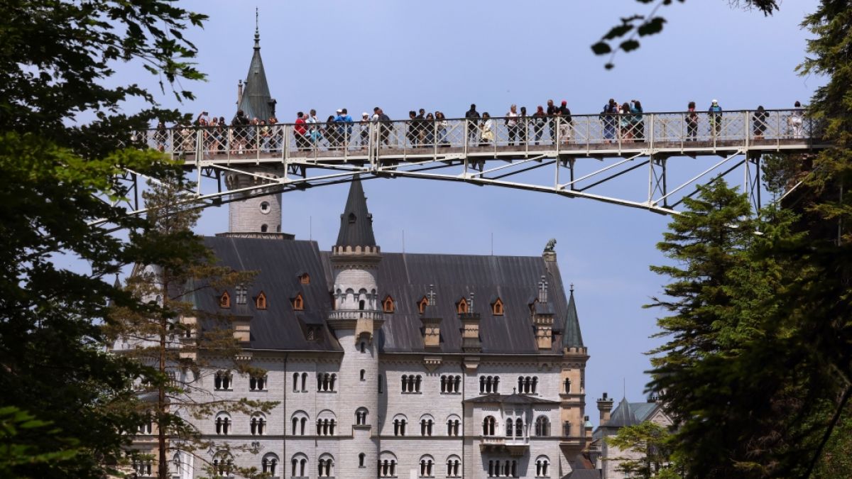 Auf der Marienbrücke in der Nähe von Schloss Neuschwanstein schlug der Killer zu: Eine 21-jährige Touristin aus den USA überlebte die Attacke des 30-Jährigen nicht, ihre 22-jährige Freundin überlebte verletzt. (Foto)