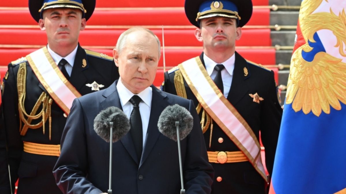 Wladimir Putin (M.) hat heimlich einen Flieger in die USA starten lassen. (Foto)